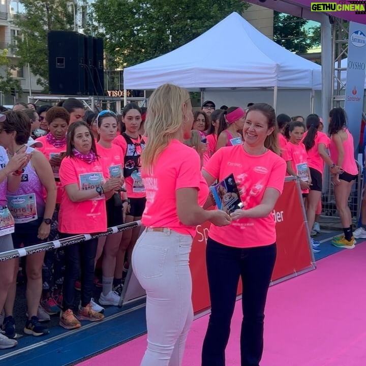 Lydia Valentín - 6.2K Likes - Porque no solo somos mujeres, sino que somos mujeres fuertes 💪💖
Lo de esta mañana ha sido espectacular 🤩 enhorabuena a cada una de las mujeres que ha decidido participar hoy en @carreramujer 💖 🏃🏼♀️ 35.000 mujeres 🫡 de locos!
Y millones de gracias por el premio que se me ha otorgado 🙏 a mi trayectoria deportiva 🏅 ¡GRACIAS!
Muy feliz ☺️ ✨💞