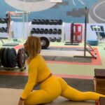 Lydia Valentín Instagram – M o v i l i d a d  d e  c a d e r a 💪💛

Mis imprescindibles 😉

La movilidad deberíamos trabajarla cada día  y mucho; para poder tener un gran rango de movimiento y así hacer eficientes los ejercicios de haltero 🏋️‍♀️💪

¿Os ayuda? 

#lydiavalentin #weightlifting #halterofilia