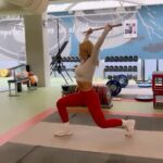 Lydia Valentín Instagram - ¿Qué pie recogeremos primero en Split Jerk? 🏋️‍♀️ Si hacemos bien el movimiento con el peso repartido y apoyado en los dos pies, recogeremos siempre la pierna delantera y luego la de atrás. ¿Por qué? Porque buscamos maximizar nuestra estabilidad en todo momento. La pierna delantera está mucho más cerca de nuestro centro, sobre el cuál mantenemos el peso de la barra, y es la pierna sobre la que mantenemos mayor base de apoyo. Nos dará seguridad y estabililidad Por contra, la pierna trasera nos proporciona equilibrio, pero no “sujeta” el peso. Si la movemos antes de que la delantera esté centrada bajo el peso, provocaremos inestabilidad, poniendo en peligro el éxito del movimiento A no ser que en competición por intentar salvar el movimiento,tengamos que recuperarlo como sea. @estefaniajuantello 👉🏻🧠💪🏋️‍♀️ #lydiavalentin #weightlifting #haltero #halterofilia #crossfit #splitjerk