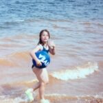 Lydia Valentín Instagram – Hoy está niñita tan feliz, cumple años 🎂🥳

10 de Febrero 🌷  ES MI CUMPLE 🥳 🎈 

P.D En la segunda foto mis piernas 😲 ya estaba más cuadrada que un cuaderno 🤣🤣🤣

#lydiavalentin #cumpleaños