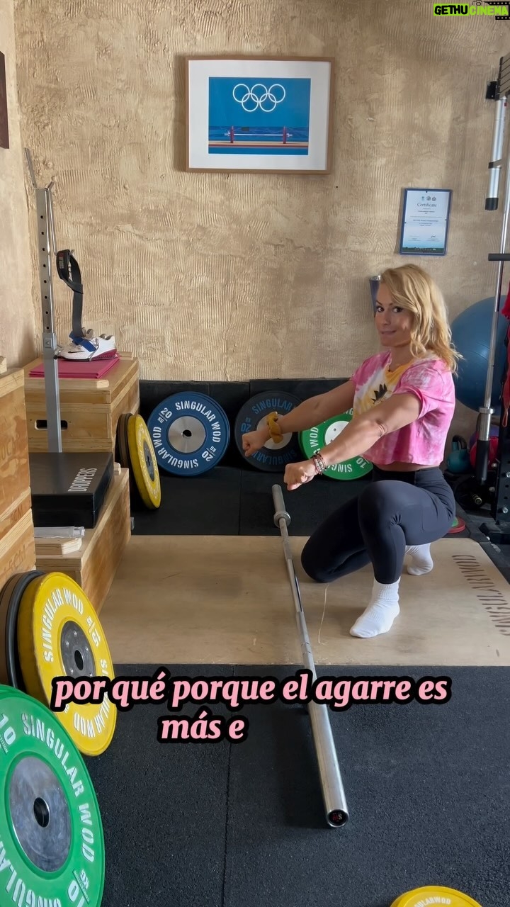 Lydia Valentín Instagram - ¿Dónde le daremos el cambio de ritmo en la cargada, cambio de velocidad? Será a mitad del muslo, porque sabemos que el agarre es más estrecho que en la arrancada y la altura que tiene que coger la barra también. 🏋️♀️✨ #clean #halterofilia #weightlifting #lydiavalentin #tecnica
