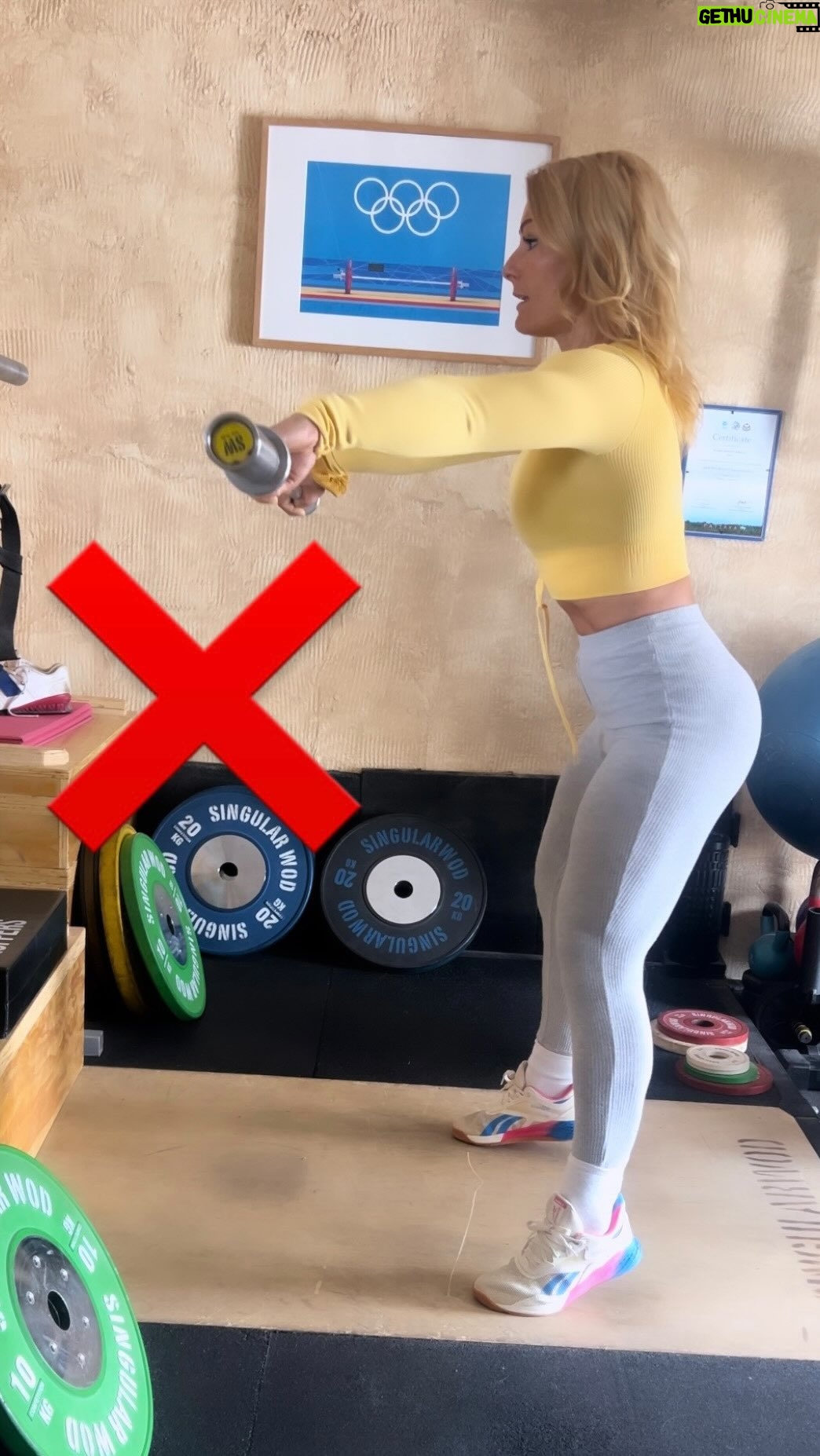Lydia Valentín Instagram - ✨Os comenté el otro día que la posición de High Hang es el punto donde más potencia tenemos y donde aceleraremos la barra al máximo.🏋🏼♂️ Por la fuerza explosiva de este punto se logra la inercia para realizar el resto de la elevación de la barra arriba y en consecuencia se elevan los talones (de manera involuntaria) por la fuerza que aplicamos con las piernas. Flexionando los codos para conseguir la máxima extensión. #lydiavalentin #halterofilia #weightlifting #crossfit #tecnica