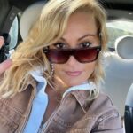 Lydia Valentín Instagram - 🤎La mano que cierra un buen libro, nunca será la misma que lo abrió 🤎 📕 📚 🧠 😎 #Lydiavalentin