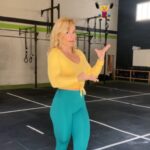 Lydia Valentín Instagram - ¡S E N C I L L O P E R O N O F Á C I L !🔥 Si queréis aprender hacer halterofilia, tienes que saber… Que es un deporte de repetición y de sensaciones. Que tienes que intentar automatizar y controlar en todo momento lo que haces. Muy importante saber cómo realizar la técnica (no se puede realizar algo bien, si desconoces como se hace). Siempre que entrenes pon el foco en lo que estás haciendo, saca la máxima información del movimiento; la halterofilia te va a requerir compromiso y atención. Nunca tengas sensación de miedo a la hora de ir a levantar un peso. (Miedo=inseguridad;resultado…fallo) ¿Cómo conseguirlo? Hasta que no controles muy bien y afiances los pesos no subas,sino lo que estás haciendo a largo plazo,es perder confianza y llegar a frustrarte porque no avanzas. Afianza,controla y automatiza. Esto lo conseguirás con un buen entrenamiento y con horas y horas de dedicación a la práctica. Pasos pequeños pero firmes 💪 Intenta tener un entrenador cerca (sobre todo si estás iniciándote) y una programación para ti, si lo que quieres es subir marcas 🏋️‍♀️ #lydiavalentin #halterofilia #crossfit