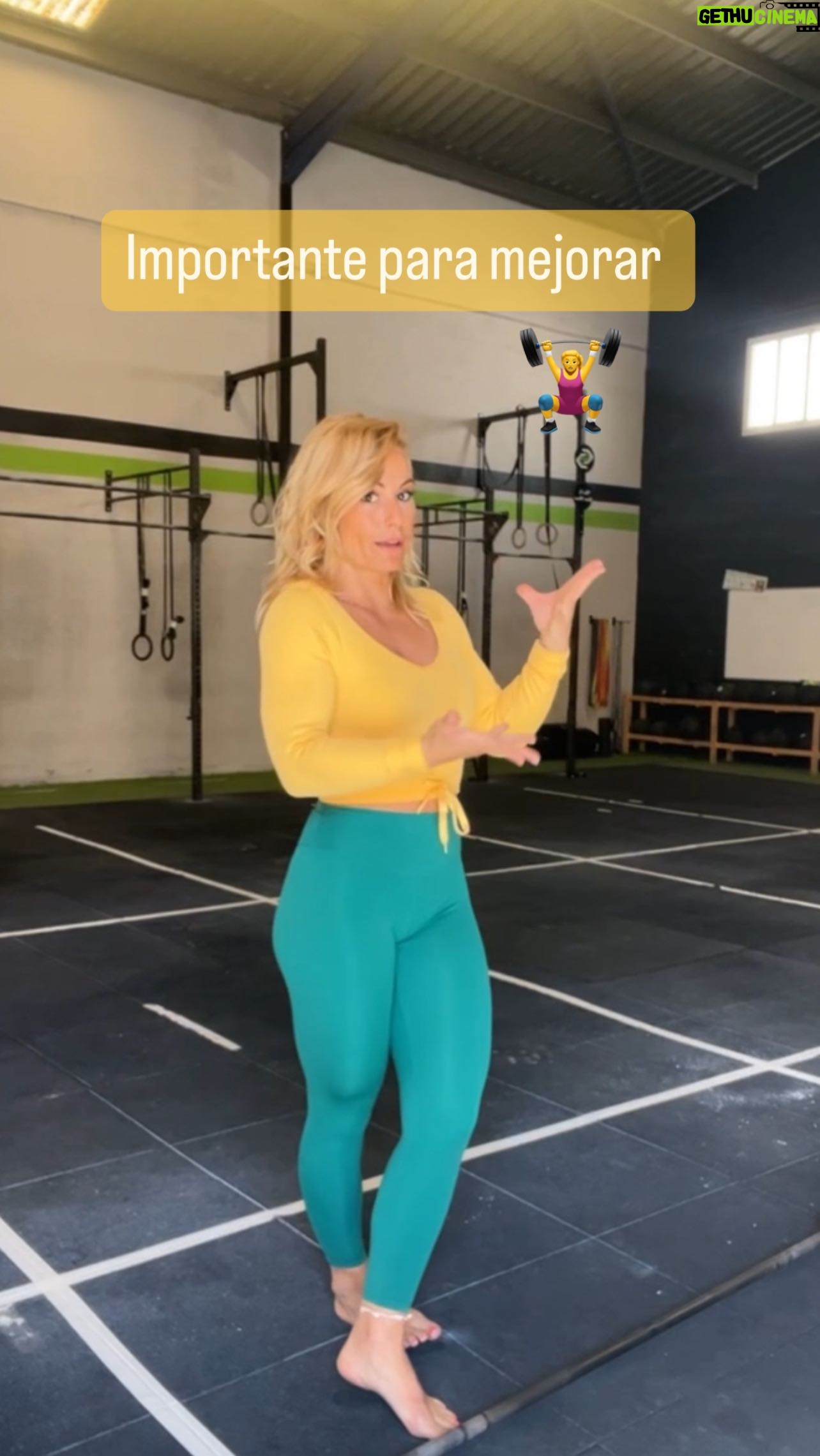Lydia Valentín Instagram - ¡S E N C I L L O P E R O N O F Á C I L !🔥 Si queréis aprender hacer halterofilia, tienes que saber… Que es un deporte de repetición y de sensaciones. Que tienes que intentar automatizar y controlar en todo momento lo que haces. Muy importante saber cómo realizar la técnica (no se puede realizar algo bien, si desconoces como se hace). Siempre que entrenes pon el foco en lo que estás haciendo, saca la máxima información del movimiento; la halterofilia te va a requerir compromiso y atención. Nunca tengas sensación de miedo a la hora de ir a levantar un peso. (Miedo=inseguridad;resultado…fallo) ¿Cómo conseguirlo? Hasta que no controles muy bien y afiances los pesos no subas,sino lo que estás haciendo a largo plazo,es perder confianza y llegar a frustrarte porque no avanzas. Afianza,controla y automatiza. Esto lo conseguirás con un buen entrenamiento y con horas y horas de dedicación a la práctica. Pasos pequeños pero firmes 💪 Intenta tener un entrenador cerca (sobre todo si estás iniciándote) y una programación para ti, si lo que quieres es subir marcas 🏋️♀️ #lydiavalentin #halterofilia #crossfit