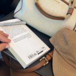 Lydia Valentín Instagram - 🤎La mano que cierra un buen libro, nunca será la misma que lo abrió 🤎 📕 📚 🧠 😎 #Lydiavalentin