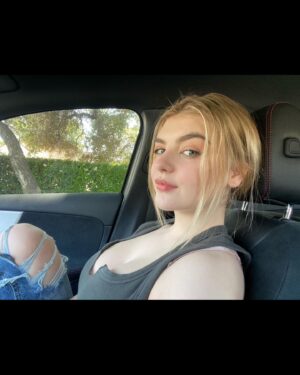 Lyliana Wray Instagram - Road trip :)