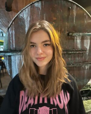 Lyliana Wray Instagram - Blonde is back 😜