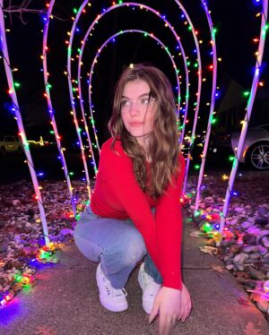 Lyliana Wray Instagram - Happy holidays💚❤️