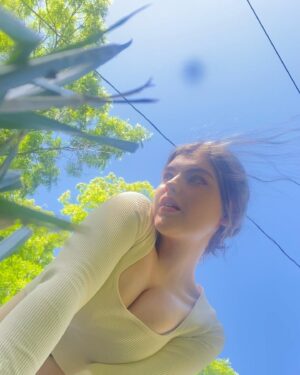 Lyliana Wray Instagram - Loving the sunshine ☀️ 
What’s your favorite season?