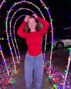 Lyliana Wray Instagram - Happy holidays💚❤️