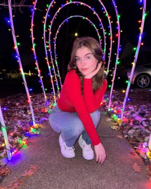 Lyliana Wray Instagram - Happy holidays💚❤️