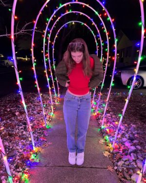 Lyliana Wray Instagram - Happy holidays💚❤️