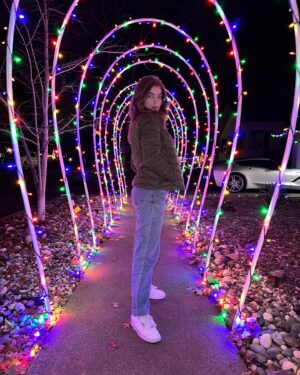 Lyliana Wray Instagram - Happy holidays💚❤️