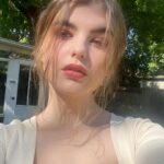 Lyliana Wray Instagram - Loving the sunshine ☀️ What’s your favorite season?