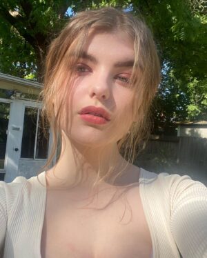 Lyliana Wray Instagram - Loving the sunshine ☀️ 
What’s your favorite season?
