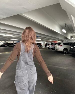 Lyliana Wray Instagram - Sweater weather 🤎