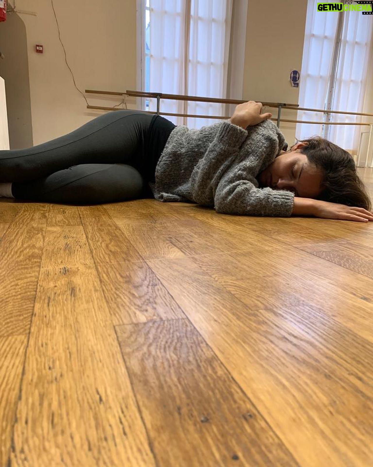 Lyna Khoudri Instagram - à toute l’equipe régie d’Houria. Parce que sur les tournages j’ai deux vies : actrice et régisseuse. Merci Virginie ma formatrice. Merci de m’avoir fait kiffer en m’intégrant à ton équipe et d’avoir été dévouée nuit et jour pour ce film. À toute l’équipe technique. High Sea, the Ink, Shot in Mars, Scope, Tayda. Les meilleures danseuses Leïla, Sonia, Camila, Sofia, Maëlys, Rebecca 🩰 Tous nos figurants de Marseille et d’Alger. Antoine Valette mon professeur de langue des signes. Merci à la jeunesse algérienne et à l’équipe de Papicha , vous nous avez inspiré ce film. Aux femmes. Aux algériens. À mon pays 🇩🇿 On ne parle pas souvent de tout l’amour qui nous lie. Du long chemin qu’on traverse ensemble , main dans la main pour réussir à fabriquer un film , à vous raconter une histoire. Souvent on ne vous parle que du résultat final. Mais le plus beau , le plus important , c’est aussi ça. 🤍