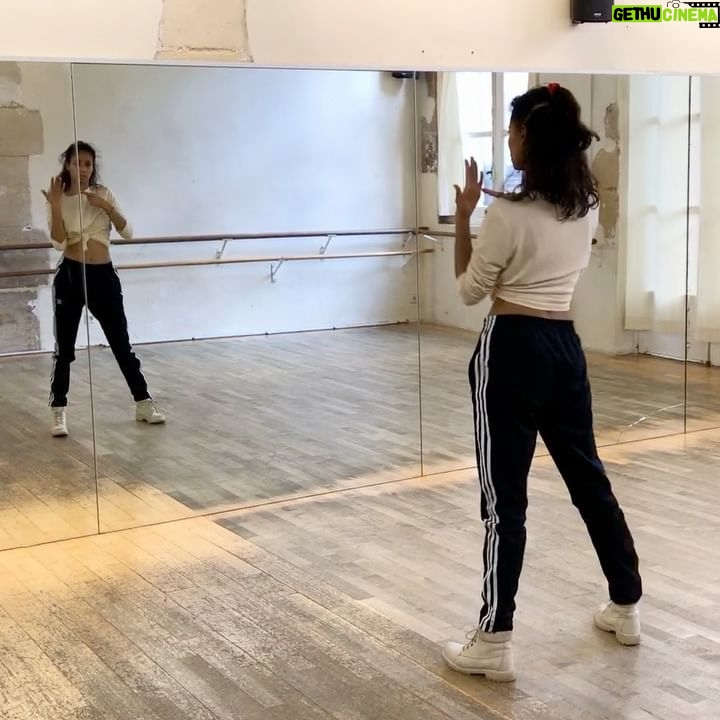 Lyna Khoudri Instagram - à toute l’equipe régie d’Houria. Parce que sur les tournages j’ai deux vies : actrice et régisseuse. Merci Virginie ma formatrice. Merci de m’avoir fait kiffer en m’intégrant à ton équipe et d’avoir été dévouée nuit et jour pour ce film. À toute l’équipe technique. High Sea, the Ink, Shot in Mars, Scope, Tayda. Les meilleures danseuses Leïla, Sonia, Camila, Sofia, Maëlys, Rebecca 🩰 Tous nos figurants de Marseille et d’Alger. Antoine Valette mon professeur de langue des signes. Merci à la jeunesse algérienne et à l’équipe de Papicha , vous nous avez inspiré ce film. Aux femmes. Aux algériens. À mon pays 🇩🇿 On ne parle pas souvent de tout l’amour qui nous lie. Du long chemin qu’on traverse ensemble , main dans la main pour réussir à fabriquer un film , à vous raconter une histoire. Souvent on ne vous parle que du résultat final. Mais le plus beau , le plus important , c’est aussi ça. 🤍