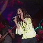 Lynda Thomas Instagram - 🎧 En el 2002 ya vivía al borde del precipicio. Muchos extrañan esta energía surrealista que había en mis últimos conciertos como en este (2002), lo que no saben es que parte de esa energía, provenía del odio que me habitaba en esa época y que se habían vuelto parte de mi supervivencia. Polen fué un album catártico lleno de ideas que a la disquera no los hizo felices, pero no me importaba, lo que nadie, o muy pocos sabían en aquel entonces, es que ya había tomado la decisión de abandonarlo todo. Aún con todo lo difícil, recuerdo con cariño estos momentos, pero no soy la misma, hoy tengo 40 años, con propósitos diferentes, una vida llena de proyectos y mucho amor alrededor mío. Hoy, como tú, soy obviamente otra persona, el rencor y el resentimiento se han marchado. Es por eso que este regreso, es parte de este capítulo que un día voy a cerrar, pero por ahora, hay mucho que decir en nuevas canciones y mucho por compartir a través de estos recuerdos. Soy una mujer como millones más, que viene de muy lejos y que finalmente ha comenzado a respirar y a sonreir a pesar de sus demonios. A quienes siguen aquí, acompañándome en este nuevo ciclo, mil gracias por el amor y la solidaridad. Larga vida 🙏 #music #life #newme #strongwoman #lyndathomasoficial