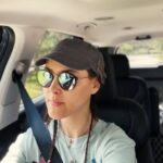 Lynda Thomas Instagram - Esta canción, por alguna razón me pone muy sentimental 😌 “En algún lado”, es un temazo de Carlos Lara y que forma parte del bagaje de los híper talentosos @oficialov7 Lo que nadie sabía ( hasta hoy) es que yo grabé el demo junto con un artista increíble llamado @facundomontimusic para que fuera presentado a la disquera 😉 Este es el demo original y sobre el cual me atrevo a cantar de nuevo como un pequeño homenaje a esta banda que están festejando 30 años de éxito 🙌🏻 Si te la sabes, cántala conmigo! 😜 #memories #nostalgia #ov7 #musica #lyndathomasoficial @ariborovoy