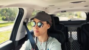 Lynda Thomas Instagram - Esta canción, por alguna razón me pone muy sentimental 😌

“En algún lado”, es un temazo de Carlos Lara y que forma parte del bagaje de los híper talentosos @oficialov7 

Lo que nadie sabía ( hasta hoy) es que yo grabé el demo junto con un artista increíble llamado @facundomontimusic para que fuera presentado a la disquera 😉

Este es el demo original y sobre el cual me atrevo a cantar de nuevo como un pequeño homenaje a esta banda que están festejando 30 años de éxito 🙌🏻

Si te la sabes, cántala conmigo! 😜

#memories #nostalgia #ov7 #musica #lyndathomasoficial @ariborovoy