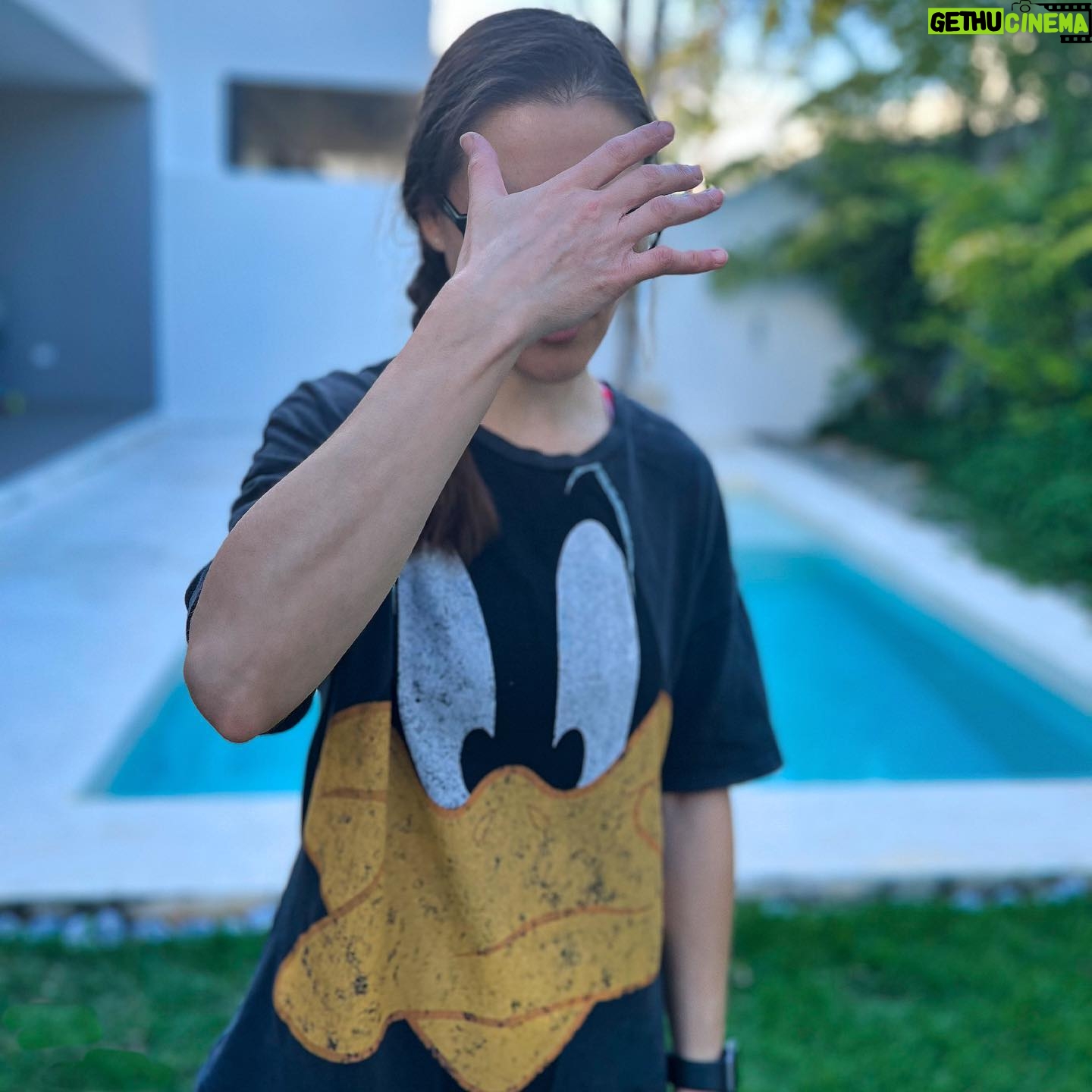 Lynda Thomas Instagram - A mi compañero de viaje le gusta a veces hacerse el “chistocito” y tomarme fotos en situaciones como esta 🤨 Me ha tomado fotos durmiendo toda “cuajada” ( tipo Homero Simpson) 😳 o en fachas que me hacen parecerme a “La Chimoltrufia” 😩 El dice que es para “preservar el momento” pero yo sé que lo hace nada más por fregar🤷🏻♀️ Afortunadamente siempre las borra o a lo mejor es lo que quiere hacerme creer 😳 Alguien más aqui tiene “chistocitos” en la familia? 🥸 #silly #lol #funny #lyndathomasoficial