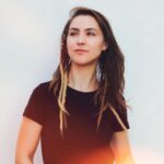 Lynda Thomas Instagram - Es fácil caer en la idea de que nuestras batallas se las debemos a otros, hoy estoy aquí para hacerte saber que no es cierto. Si no has logrado perder el peso que te propusiste hace tiempo, no es un fracaso, es un buen comienzo. Si la depresión y la ansiedad siguen ahí, pero hay días en que puedes sentir el sol sobre tu rostro y sonreír con los tuyos, no es un fracaso, es un buen comienzo. Si alguien que amas te ha abandonado pero a pesar de las lágrimas y el desasosiego, intentas seguir con tu vida, no es un fracaso, es un buen comienzo. A nadie le debes nada, más que a tí mismo. Toma el tiempo que consideres necesario, y se igual de amoroso, tolerante y solidario contigo mismo, tal como lo eres con quienes te rodean. Larga vida🙏 #iamenough #bestoftheday #love #lyndathomasoficial