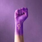 Lynda Thomas Instagram - En este 2022, más mujeres que hombres están estudiando grados universitarios ( 60%) en los Países más desarrollados. En 2030, habrá más mujeres que hombres ocupando espacios de liderazgo y posiciones de poder en el mundo. Sin embargo, en este 2022, todavía una de cada tres mujeres, ha sido violentada en el hogar o en el trabajo. 137 mujeres son asesinadas por sus parejas cada día y miles de niñas son intercambiadas como objetos cada año en muchos lugares del mundo. Hay mucho por hacer, y muy poco que celebrar🙏 #womensday #8marzo #diadelamujer #lyndathomasoficial