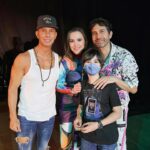 Lynda Thomas Instagram - @erikrubinoficial y @bennyibarra son parte de las memorias que habitan el corazón de millones de seres humanos por muchas partes del planeta, y a estas alturas, nadie puede poner en duda su talento y creatividad. Pero lo que más me asombra, es la naturaleza infinitamente transparente y bondadosa que hay detrás de cada sonrisa o abrazo que me han ofrecido. Compartir escenario con ellos y mis demás compañeros es algo que siempre recordaré con cariño y orgullo pero sobre todo, y a pesar de mi introversión, ser parte de esta tribu que un día tomará caminos distintos, ha sido una experiencia inolvidable. Gracias por ser tan cercanos y por el cariño que le mostraron a mi astronauta durante esta parte de la gira ☺️ Larga vida🙏 #greattimes #moments #90spoptour #lyndathomasoficial