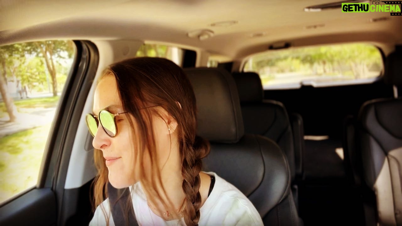 Lynda Thomas - 6.9K Likes - Hace algunos años atrás, escribí esta canción para una súper artista y además maravilloso ser humano que todos conocemos como @dulcemaria
No Pares fué un super hit gracias a ella y a RBD y es un himno que siempre me pone de buenas 😊
Este es un pedacito de una versión acústica que algún día subiremos a plataformas.
Por ahora, aquí me tienes de nuevo, cantando en el auto como si nada importara 😜
Feliz jueves de nostalgia 🙌🏻
#tbt #music #musica #nopares