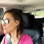 Lynda Thomas Instagram - 🎧 “Ay ay ay” es parte del último álbum que hice antes de irme (“Polen” ) y creo que es una canción que después de tantos años, sónicamente sigue siendo muy vigente. Es una de las canciones que estamos regrabando, y esta vez será a dueto con un cantautor a quien respeto y admiro un montón 😉 No hay nada como cantar en el auto😜, es divertido y además, terapia gratis 😊 Feliz nostalgia 🙏 #tbt #memories #nostalgia #music #lyndathomasoficial