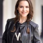 Lynda Thomas Instagram - No podemos curarnos cuando pretendemos que no estamos heridos. No podemos cambiar cuando no aceptamos que lo que somos hoy, nos está haciendo daño. No podemos amar si no aprendemos a amarnos a nosotros mismos. No podemos comenzar de nuevo si no aceptamos que es tiempo de cerrar una puerta para abrir otra. No podemos vivir a tope si no comprendemos que cualquier día nos iremos de improviso. Este viaje es un accidente fortuito, vulnerable y complicado, pero es la única oportunidad que tenemos de testificar lo maravilloso que es estar vivo, a pesar de todo y a pesar de todos. Nunca lo olvides, todo llega, y nada es para siempre. #onedayatatime #life #keepgoing