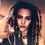 Lynda Thomas Instagram - A menudo, lo que vemos no es lo que parece. Como en esta fotografía del 2005. Había dejado atrás el escenario, y aunque la depresión y la ansiedad seguían ahí, comencé a darme permiso para sonreír. Contrario a lo que crees ver, no estaba triste, estaba cambiando de piel, había comprado mi primer casa con mis ahorros y todo era nuevo y posible. Me sentía un poco más libre, lejos de las constantes mentiras que gente que nunca me conoció, insistían en repetir como si el deseo de verme miserable, fuera el antídoto contras sus propias miserias. Estoy segura que tu también has estado ahí, luchando por romper cadenas que otros construyeron, tratando de terminar el rompecabezas de tu propia identidad para entonces, comenzar a respirar. Hoy, soy otra persona, agradecida por quienes me rodean y el amor que recibo ☺️ Por cierto, hoy estaremos con el @90spoptour en Houston. Si vas a ir, ahí nos vemos.😉 Feliz nostalgia. #tbt #grateful #nostalgia #lyndathomasoficial