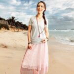 Lynda Thomas Instagram - Se me hace tan curioso que aún exista quien en algún comentario me recomiende “enseñar más piel” 😜 Como si para tener una conversación en estos sitios tuviera que ponerme bikini 🙃 Respeto a quien decide hacerlo pero en lo personal, creo que hay cosas que son para compartir solamente con quien amo. No, no soy “mocha” ni “pudorosa”, de hecho soy más liberal e independiente de lo que muchos piensan , y no me asusta ningún tema cuando es importante hablarlo. Así que no se trata de falso pudor o “inseguridad”, simplemente creo que el empoderamiento viene de lo intelectual y del conocimiento. Además, ya hay miles de mujeres bellísimas que nos regalan fotografías sorprendentes, luego entonces, no haría la diferencia si yo comienzo a hacerlo. Considérame la amiga introvertida que nunca irá al antro contigo pero en cambio, siempre estará ahí cuando la oscuridad o la depresión te envuelva.😉 Y por favor , no estoy criticando a nadie porque cada quien tiene derecho a mostrarse como se le da la gana. Admiro a todas y cada una de las mujeres que conozco porque detrás de una fotografía, siempre hay una historia más profunda.🙏 Yo vine a cantarte y a compartir vivencias contigo, lo demás, es subjetivo. Larga vida 😊 #thisisme #love #life #introvert #lyndathomasoficial