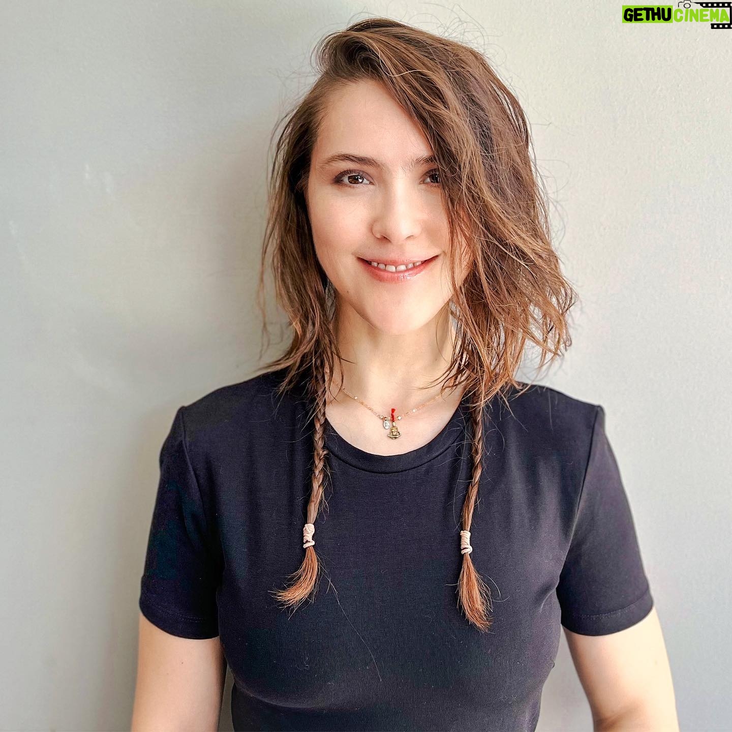 Lynda Thomas - 4.4K Likes - Mis cambios de piel siempre han comenzado por el pelo.😊
Es una manera, si quieres extraña, de saber que estoy en control de mi vida.
Y es que llegas a los cuarenta y sabes que lo que te sentaba bien a los dieciocho, hoy se vuelve difícil de replicar.😜
Las rastas fueron un grito y una necesidad, cuando todo era una rebelión dentro de mi y era una forma de plantarle cara a mis demonios.
Sin embargo, el hipotiroidismo me pasó factura y mi cabello nunca fué el mismo.
Pero está bien, porque al final, se trata de hacer lo mejor con lo que tenemos.
Es por eso que hace tiempo comencé a planear este momento hasta que encontré este corte para dejar ir otro ciclo.😎
Hacer las paces con el pasado no significa olvidarlo, es celebrarlo abriendo la puerta para que el futuro llegue y nos asombre.
Cambiar de corte de pelo, cambiar de ideas o cambiar de vida, es lo normal. Lo otro, es seguir obsesionados con lo que alguna vez fuimos.
Por cierto, gracias a mi querida @anniesaenzz por haber sido el cómplice perfecto en esta idea.
Larga vida. 🙏
#changes #newhaircut #happy #life