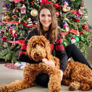 Lynda Thomas Instagram - Ella es Olivia, mi compañera y mi terapia.

Siempre he sostenido, que desde el amor incondicional y la mirada compasiva de una mascota, el viaje suele tener mucho más sentido.

Un abrazo y larga vida🙏

#mydog #goldendoodle #happiness #lyndathomasoficial