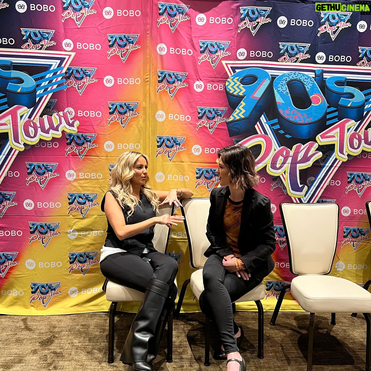 Lynda Thomas Instagram - Ahora mismo en LA promoviendo la nueva gira por USA del @90spoptour y en pleno chisme con la queridísima @karladiazof 😌😜❤️