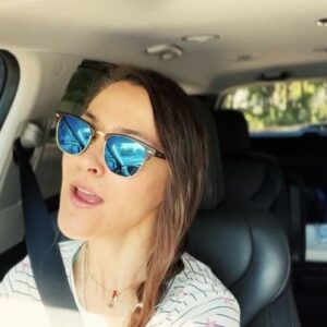 Lynda Thomas Instagram - 🎧

Esta canción la grabé cuando tenía solo 14 años y forma parte de mi primer álbum 😊

“El amor no tiene edad” es la historia eterna de todos quienes fuimos adolescentes.

Estamos hechos de recuerdos, de nostalgia que nos hace preguntarnos, donde estarán aquellos que alguna vez formaron parte de nuestras vidas.

En especial, el primer amor, lo recuerdas?😉

Feliz nostalgia 🙌🏻

#tbt #memories #nostalgia #firstlove #lyndathomasoficial