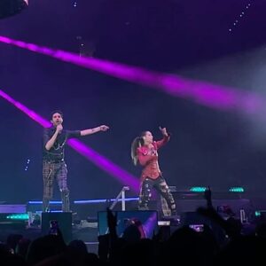 Lynda Thomas Instagram - Siempre he pensado que artistas como @bennyibarra , nacieron con un micrófono en la mano.

Es realmente divertido compartir escenario con este multi instrumentista, compositor y además excelente cantante.

Sin duda, el @90spoptour está resultando una experiencia inolvidable al estar rodeada de tantos compañeros talentosos.

Gracias a cada uno de ellos por seguir arropándome y mostrarme tanto cariño 😊

Larga vida! 

#music #musica #grateful #fun #lyndathomasoficial #malditatimidez