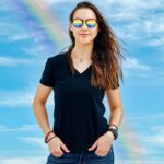 Lynda Thomas Instagram - Algún día, dejaremos de ponerle etiquetas a nuestra maravillosa capacidad de amar. Mientras sucede esto, mi corazón abraza a todos aquellos que tienen que esconderse detrás del silencio provocado por otros o para sobrevivir en lugares donde aún hoy, son perseguidos por la intolerancia.🙏 Pero también celebro a quienes hoy pueden mostrar libremente su identidad 🌈 En especial a mis amigos @soycarlosarmara y @arturomarizcal que acaban de unir sus destinos en este maravilloso viaje.❤️ Y es que el amor, sigue siendo amor 🧡 #pride #pridemonth #loveislove #lyndathomasoficial