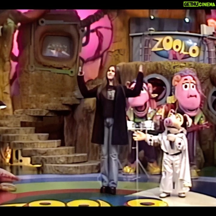 Lynda Thomas - 7.8K Likes - 🎧 Aquí les dejo este video que me parece es de principios del año 2000 😱
Este programa Chileno se llama ( o se llamaba) Zoolo TV y fué una experiencia divertida y surrealista.
Después de todo, no todos los días se puede tener una banda de muñecos “acompañándome” esta canción que se volvió un éxito en America Latina 😊
#tbt #music #fun #nostalgia #lyndathomasoficial