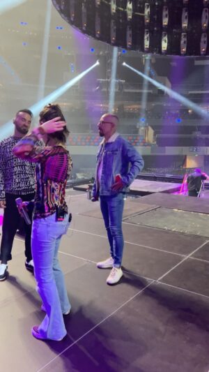 Lynda Thomas Instagram - Los chicos de @kabah_oficial son adorables y maravillosos compañeros.

Todos y cada uno de quienes compartimos el escenario en el  @90spoptour , tenemos una historia que contar.

Y detrás de cada historia, hay sacrificios, trabajo duro, días buenos y otros no tanto.

Por eso, la admiración, cariño y respeto que siento por todos ellos, es real.
@apioquijano @rene.ortiz @sergioofarrill @federicaquijano @danielamagun 

Larga vida 🙏

#music #soundcheck #friends #90spoptour #lyndathomasoficial
