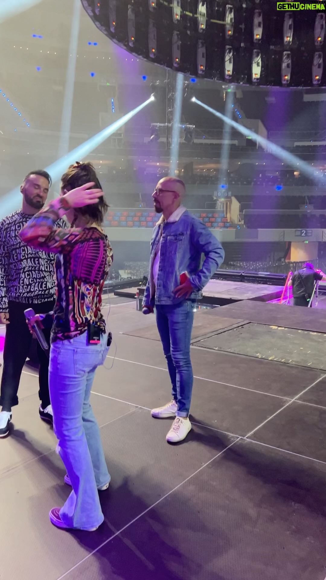 Lynda Thomas - 7.1K Likes - Los chicos de @kabah_oficial son adorables y maravillosos compañeros.
Todos y cada uno de quienes compartimos el escenario en el @90spoptour , tenemos una historia que contar.
Y detrás de cada historia, hay sacrificios, trabajo duro, días buenos y otros no tanto.
Por eso, la admiración, cariño y respeto que siento por todos ellos, es real.
@apioquijano @rene.ortiz @sergioofarrill @federicaquijano @danielamagun
Larga vida 🙏
#music #soundcheck #friends #90spoptour #lyndathomasoficial