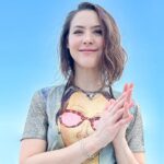 Lynda Thomas Instagram - “Tú no tienes ninguna obligación de ser la misma persona que eras hace cinco minutos “ ( Alan Watts) Si lo que eres hoy, no encaja en la historia que se cuentan los demás, no es problema tuyo. Poner en pausa tu vida, para acomodar la de otros, es el primer paso a la infelicidad. Larga vida 🙏 #youareenough #changeisgood #lyndathomasoficial