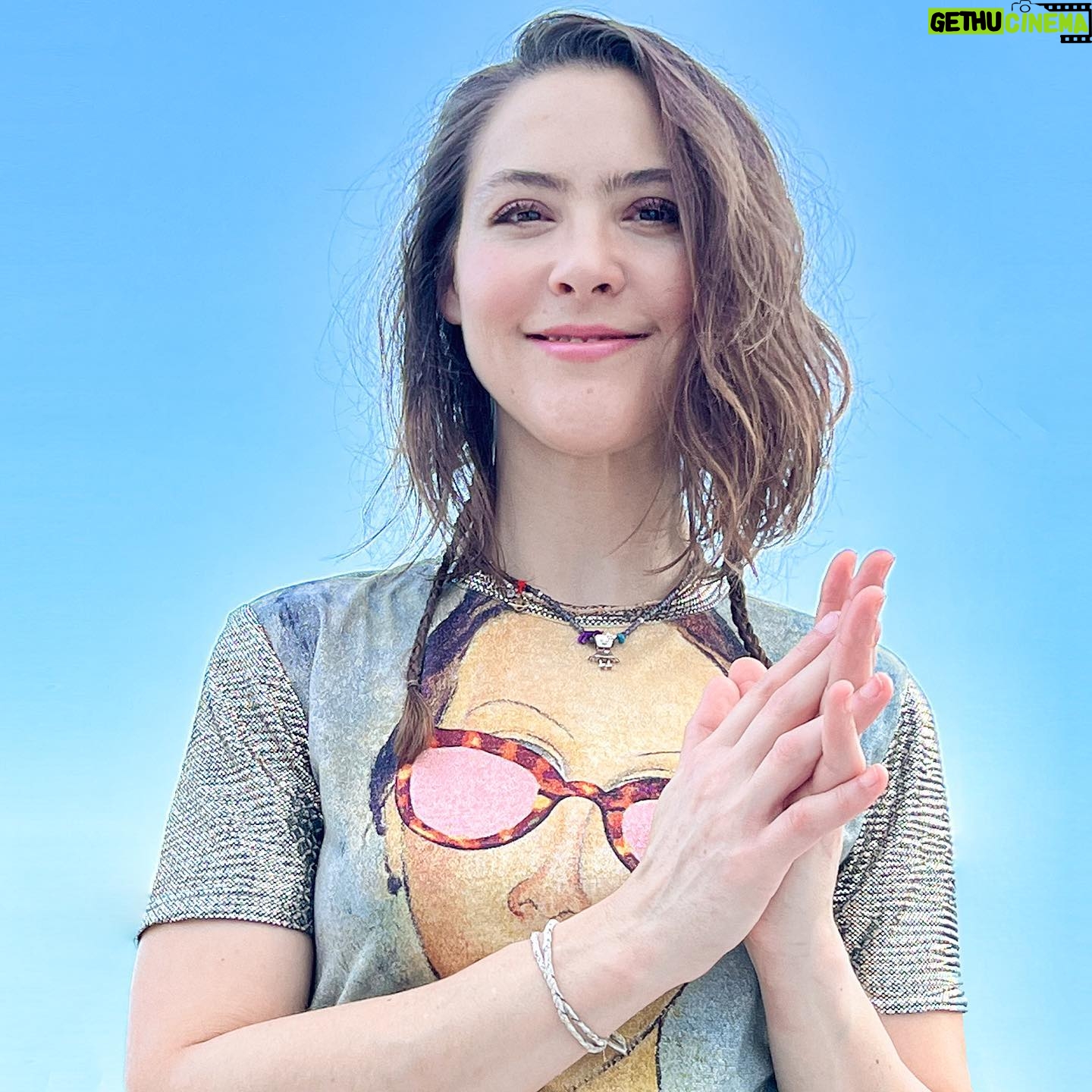 Lynda Thomas Instagram - “Tú no tienes ninguna obligación de ser la misma persona que eras hace cinco minutos “ ( Alan Watts) Si lo que eres hoy, no encaja en la historia que se cuentan los demás, no es problema tuyo. Poner en pausa tu vida, para acomodar la de otros, es el primer paso a la infelicidad. Larga vida 🙏 #youareenough #changeisgood #lyndathomasoficial