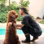 Lynda Thomas Instagram - Esta fotografia la tomó mi compañero hace unos días cuando Olivia y yo estábamos distraídas en una de nuestras tantas conversaciones que cada mañana compartimos 😊 Mi niña y yo acostumbramos a levantarnos a las 6 de la mañana, y cuando no salimos a caminar, ella se queda sentadita frente al jardín observando a los pájaros mientras yo medito o hago estiramientos. Desde que tengo uso de razón, he tenido animales alrededor mío, perros, gatos, ratones, ratas, tortugas, víboras, lagartijas, hamsters, cuyos y uno que otro ser humano 😜 Imagino que aquellos que han tenido la suerte de crecer de esta manera, me entenderán cuando digo que mi mascota es más que eso. Parte de mi terapia cotidiana, maestros de vida, cómplices incondicionales y sobre todo, la mejor manera de reconciliarnos con este planeta. Y tú, que mascota tienes? #pets #life #love #grateful #lyndathomasoficial