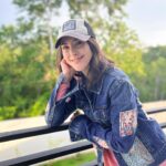 Lynda Thomas Instagram - Hace unos días una chica me escribía para decirme que se siente atrapada en un laberinto sin salida. Y es que rumbo al trabajo siempre se entretiene viendo posts de otros que aparentemente han logrado muchas más cosas que ella. Es triste ver como seguimos comprando la idea de que nuestra vida solo tiene sentido cuando llenamos los “requisitos” que una sociedad descompuesta nos sigue vendiendo. Ya lo dije antes pero déjame recordártelo : Si alguna vez has sido capaz de ayudar a alguien en un momento difícil , tu vida tiene sentido. Si le has contado cuentos a tus pequeños antes de dormir, tu vida tiene sentido. Si ahora mismo persigues algo que parece imposible pero estás dispuesto a intentarlo, tu vida tiene sentido. Si cuidas de algún ser humano o una mascota, tu vida tiene sentido. Si has estado enamorada o enamorado, tu vida tiene sentido. Si a pesar de las lágrimas o alguna tragedia has seguido adelante, tu vida tiene sentido. Lo demás es opcional y no define ni quien eres, ni adonde vas. #simplelife #life #lyndathomasoficial