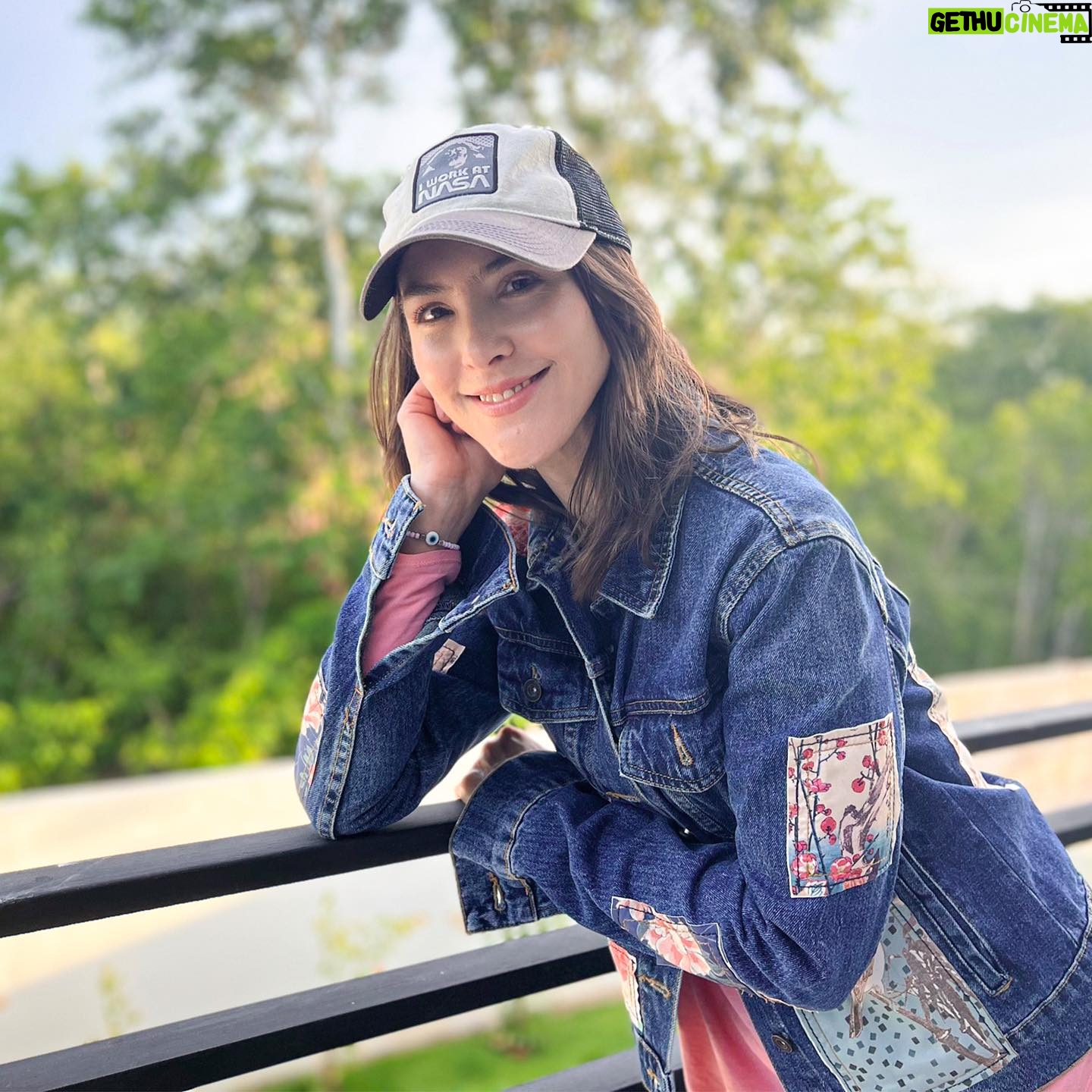 Lynda Thomas - 4.8K Likes - Hace unos días una chica me escribía para decirme que se siente atrapada en un laberinto sin salida.
Y es que rumbo al trabajo siempre se entretiene viendo posts de otros que aparentemente han logrado muchas más cosas que ella.
Es triste ver como seguimos comprando la idea de que nuestra vida solo tiene sentido cuando llenamos los “requisitos” que una sociedad descompuesta nos sigue vendiendo.
Ya lo dije antes pero déjame recordártelo :
Si alguna vez has sido capaz de ayudar a alguien en un momento difícil , tu vida tiene sentido.
Si le has contado cuentos a tus pequeños antes de dormir, tu vida tiene sentido.
Si ahora mismo persigues algo que parece imposible pero estás dispuesto a intentarlo, tu vida tiene sentido.
Si cuidas de algún ser humano o una mascota, tu vida tiene sentido.
Si has estado enamorada o enamorado, tu vida tiene sentido.
Si a pesar de las lágrimas o alguna tragedia has seguido adelante, tu vida tiene sentido.
Lo demás es opcional y no define ni quien eres, ni adonde vas.
#simplelife #life #lyndathomasoficial