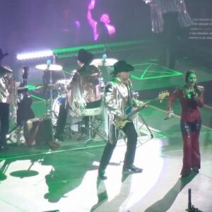 Lynda Thomas Instagram - 🎧 Para mí, este fué un momento que voy a recordar por mucho tiempo.

Y es que si alguien me hubiera dicho que un día cantaría junto a @broncolupe, no lo habría creído 🤗

Lo mío siempre ha sido el pop, pero de niña, en casa o en fiestas, llegué a cantar y bailar al ritmo de Selena o de Bronco, y también, no canto mal las rancheras 😜

En el @90spoptour, las sorpresas son para el público, pero también para nosotros que a veces terminamos compartiendo el escenario con algún icono que forma parte de nuestra propia nostalgia .

No sé cuanto tiempo estaré en este maravilloso concepto , pero debo decir, que ha resultado una experiencia que siempre guardaré en el corazón.

Larga vida 🙏

#music #musica #cumbia #fun #lyndathomasoficial